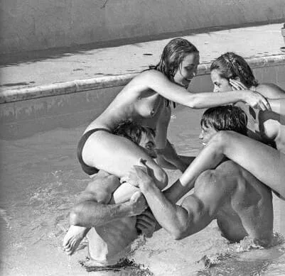 Arnold Schwarzenegger girls naked in pool