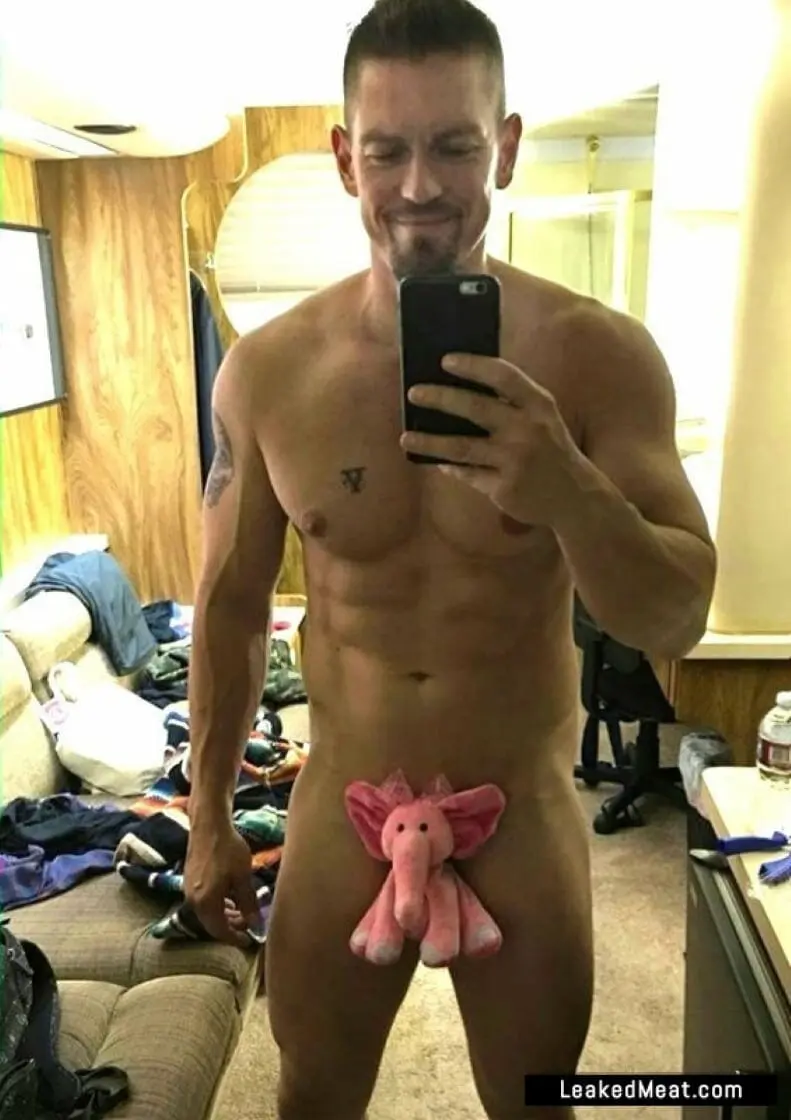 Steve Howey cock selfie