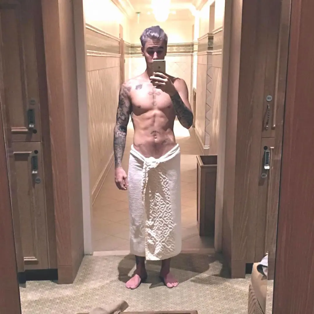 Justin Bieber shirtless selfie