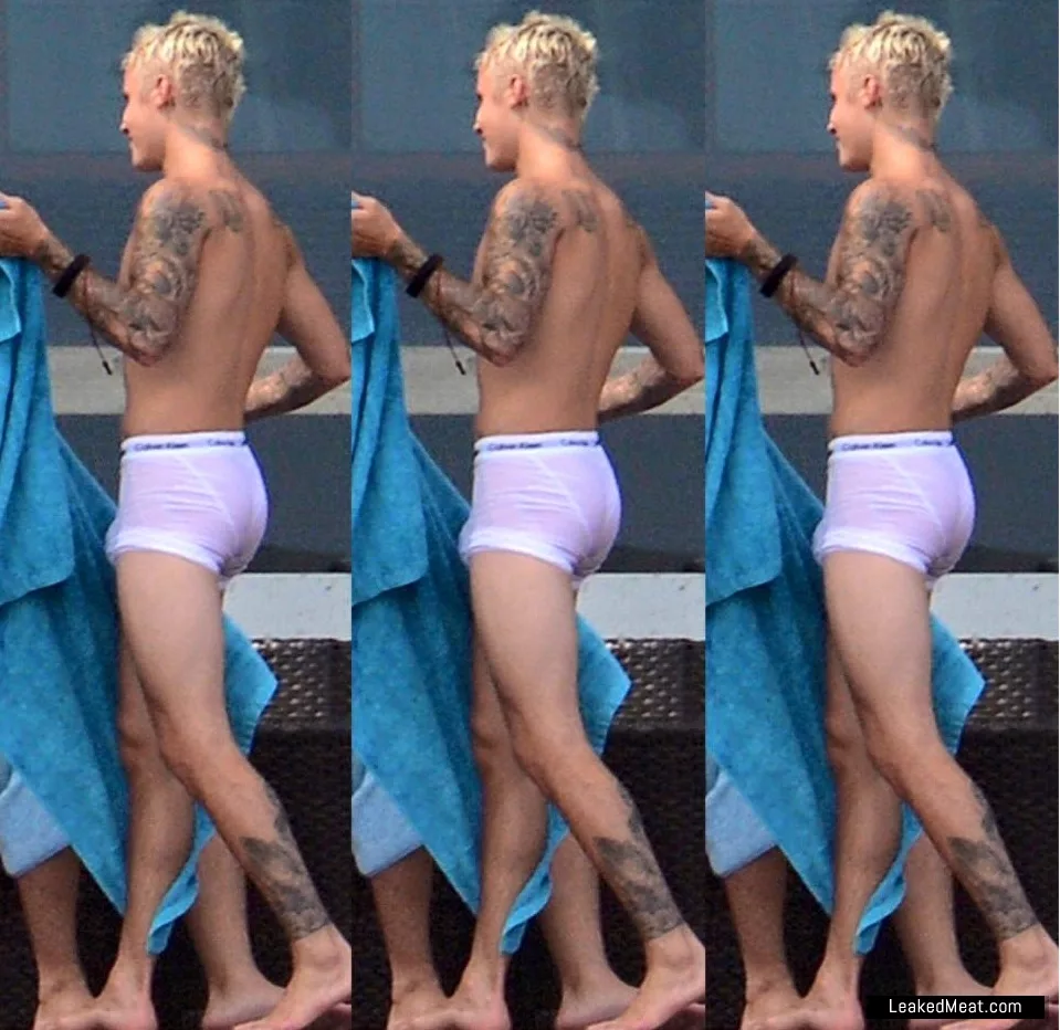 Naked Justin Biebers full-frontal photos cause chaos as 