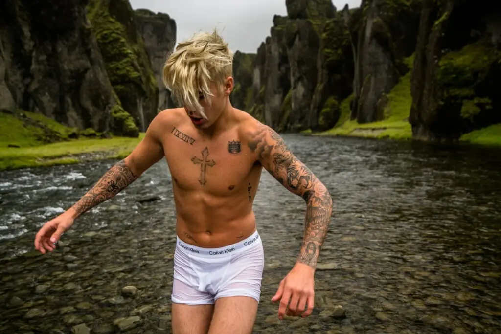 Justin Bieber visible penis line wet underwear