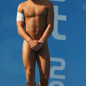 Tom Daley completely stripped down