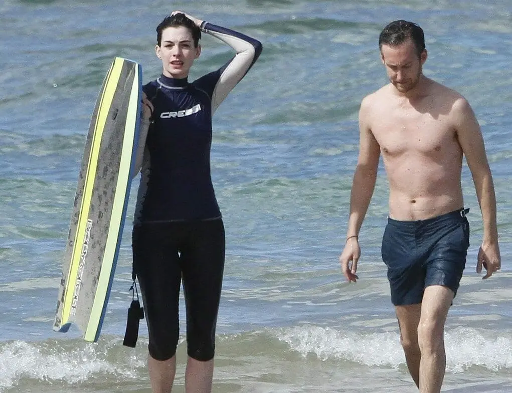 Adam Shulman with Anne Hathaway at the beach
