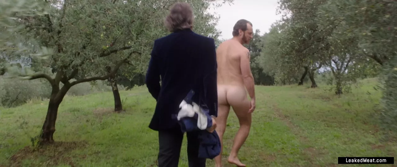 Jude Law bum showing