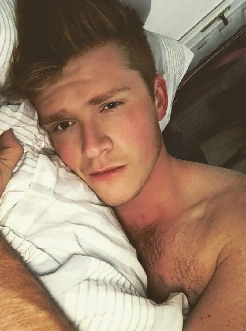 Joshua Harwood sexy in bed