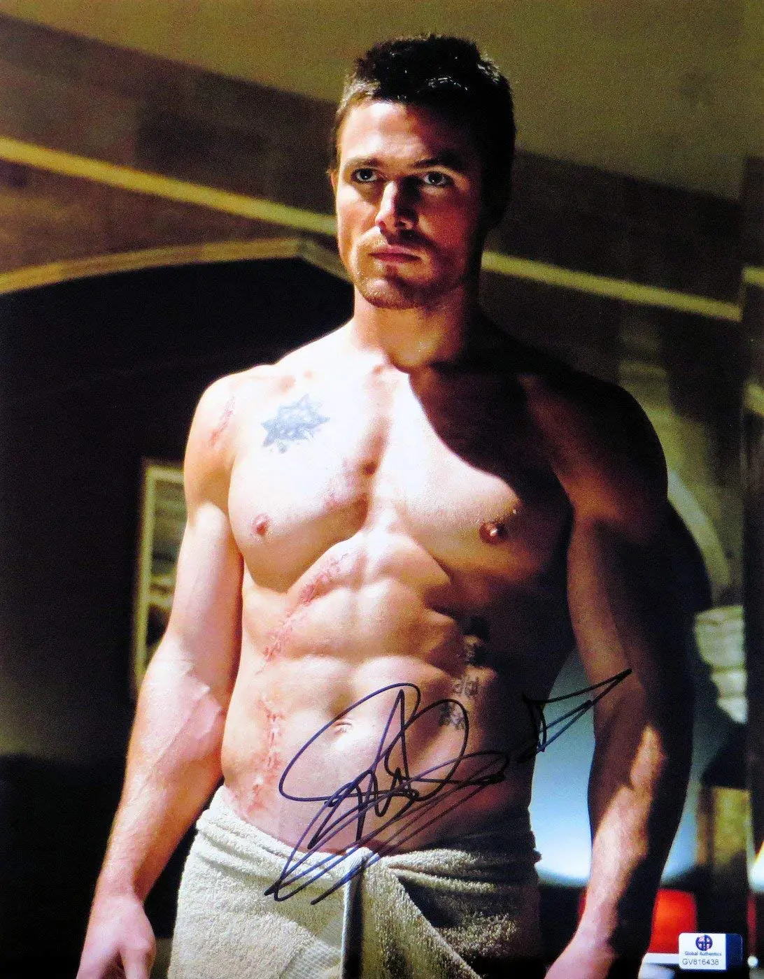 Stephen Amell sexy stomach
