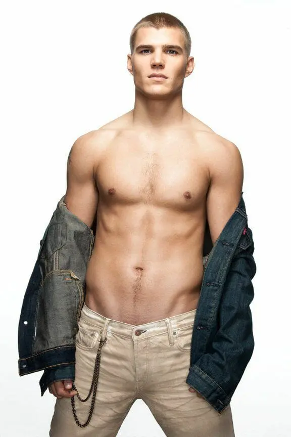 Chris Zylka sexy and shirtless
