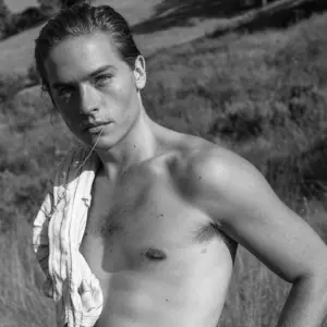 Dylan Sprouse shirtless pic