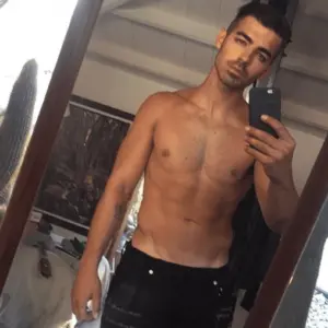 Joe Jonas sexy selfie leak