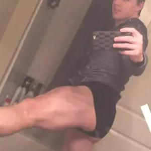 Cody Deal flexed thigh selfie