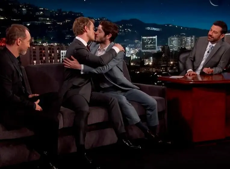 Alfie Allen gay kiss on TV