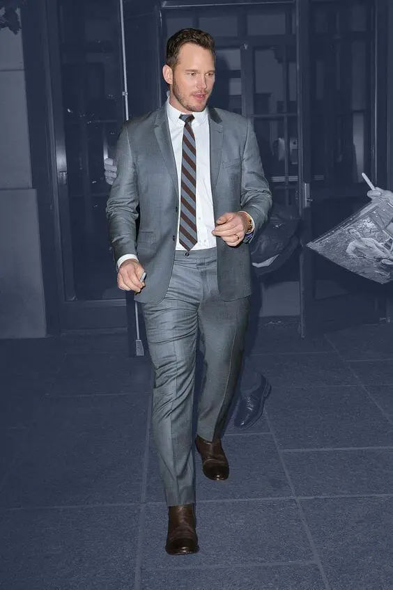 Chris Pratt exposing bulge in suit