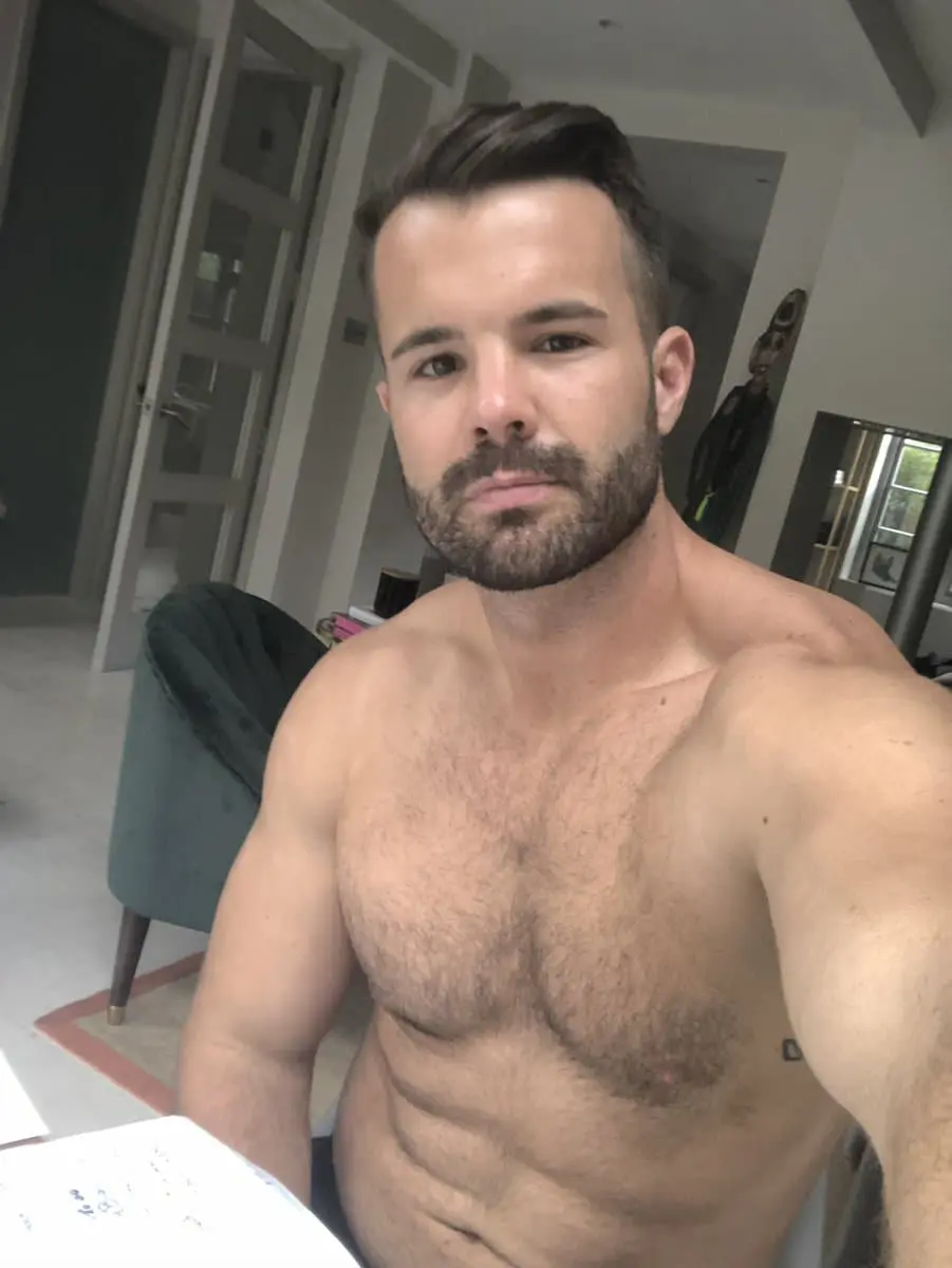 Simon Dunn sexy selfie