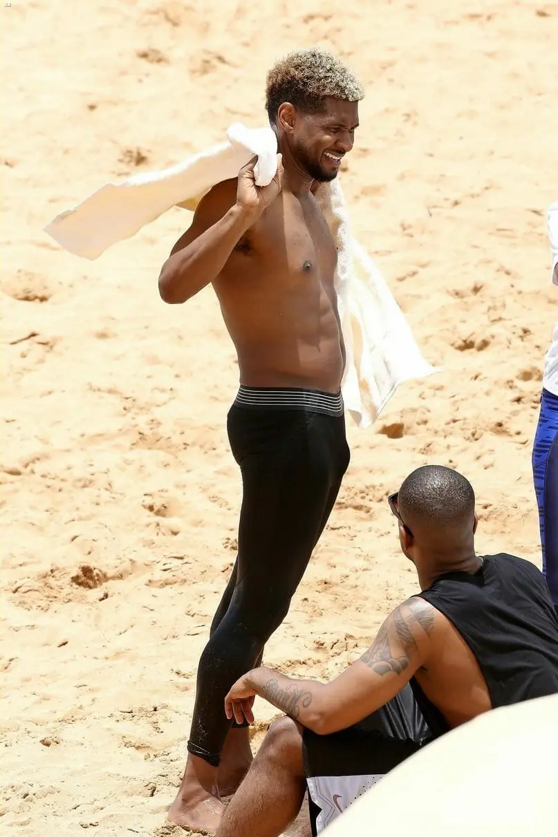 Usher revealing bulge on beach