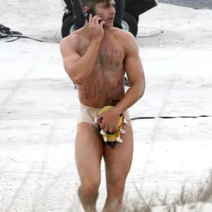 Zac Efron stripped down to underwear