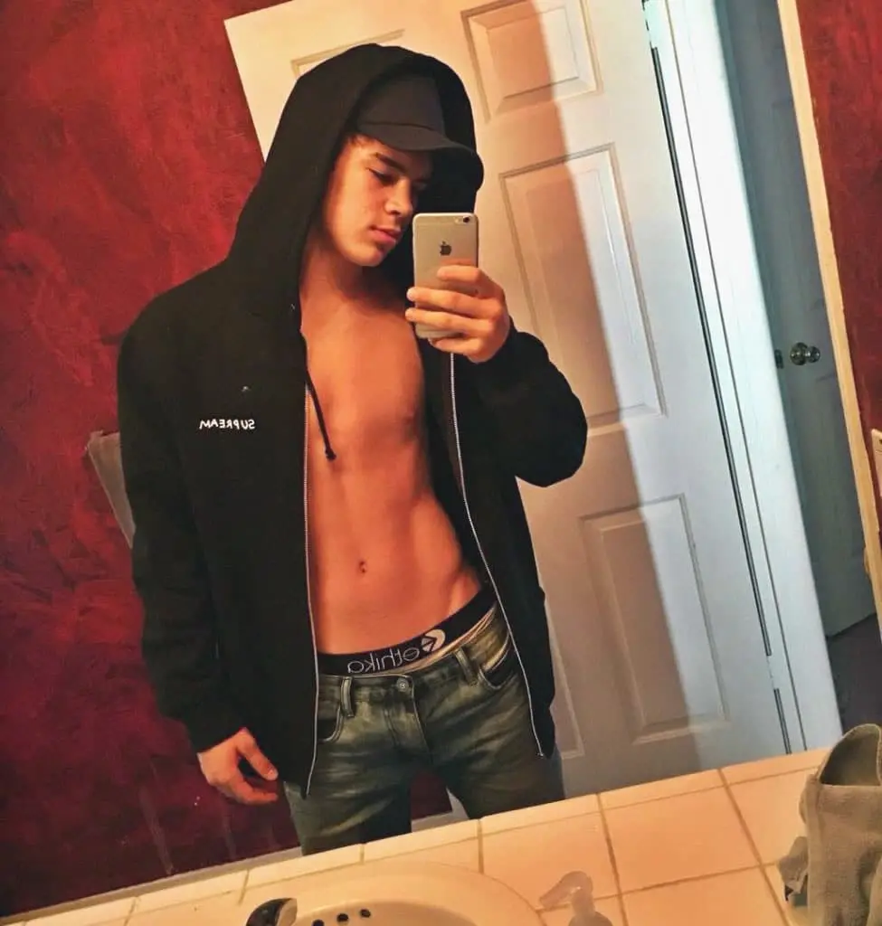 Hayes Grier sexy selfie