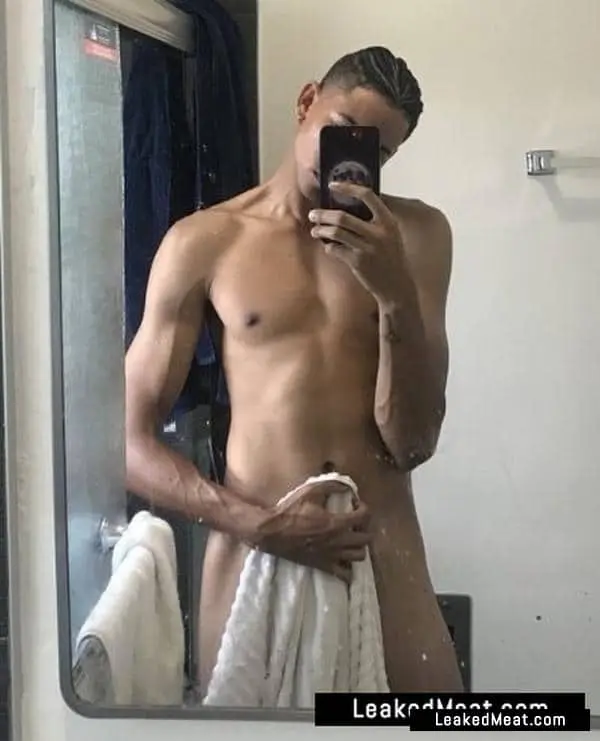 Keiynan Lonsdale jerking off