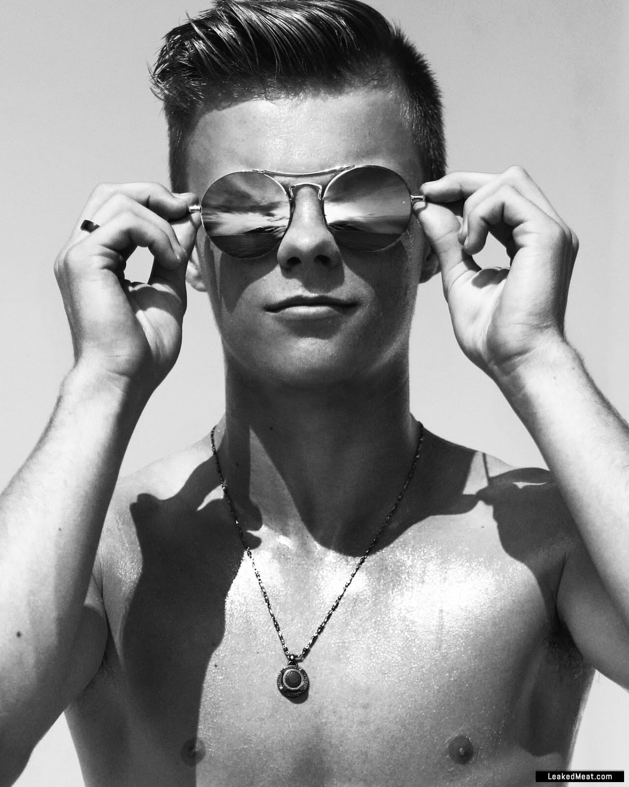 Nicholas Hamilton full frontal