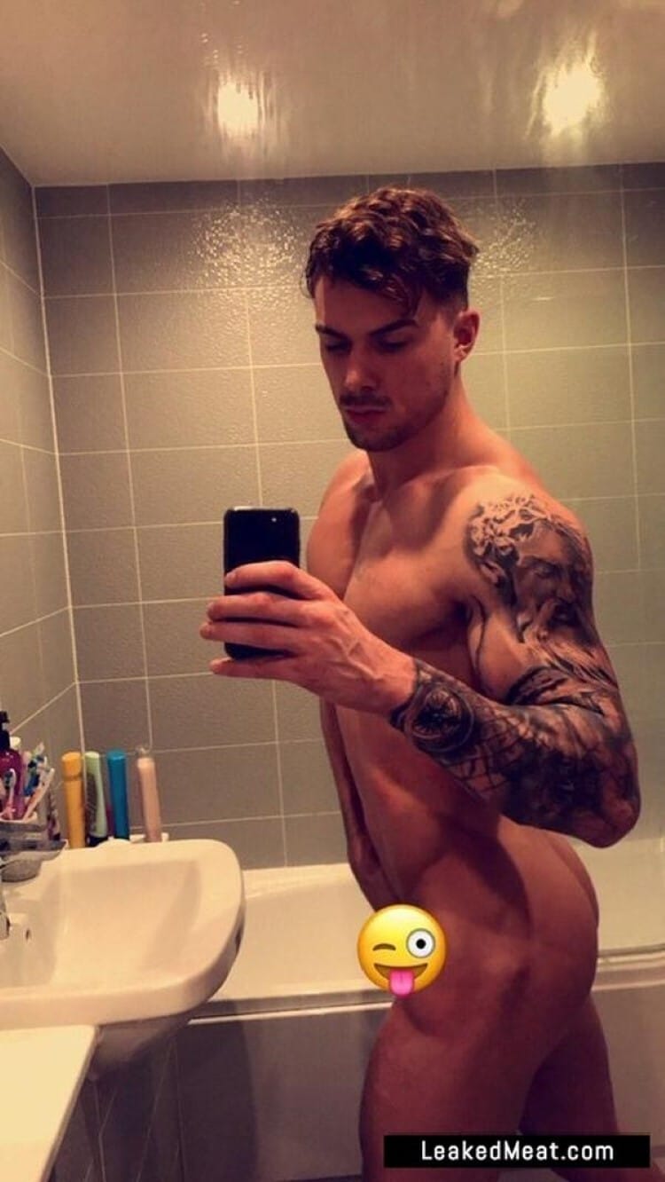 Aaron Gill Nude Selfies Exposed.