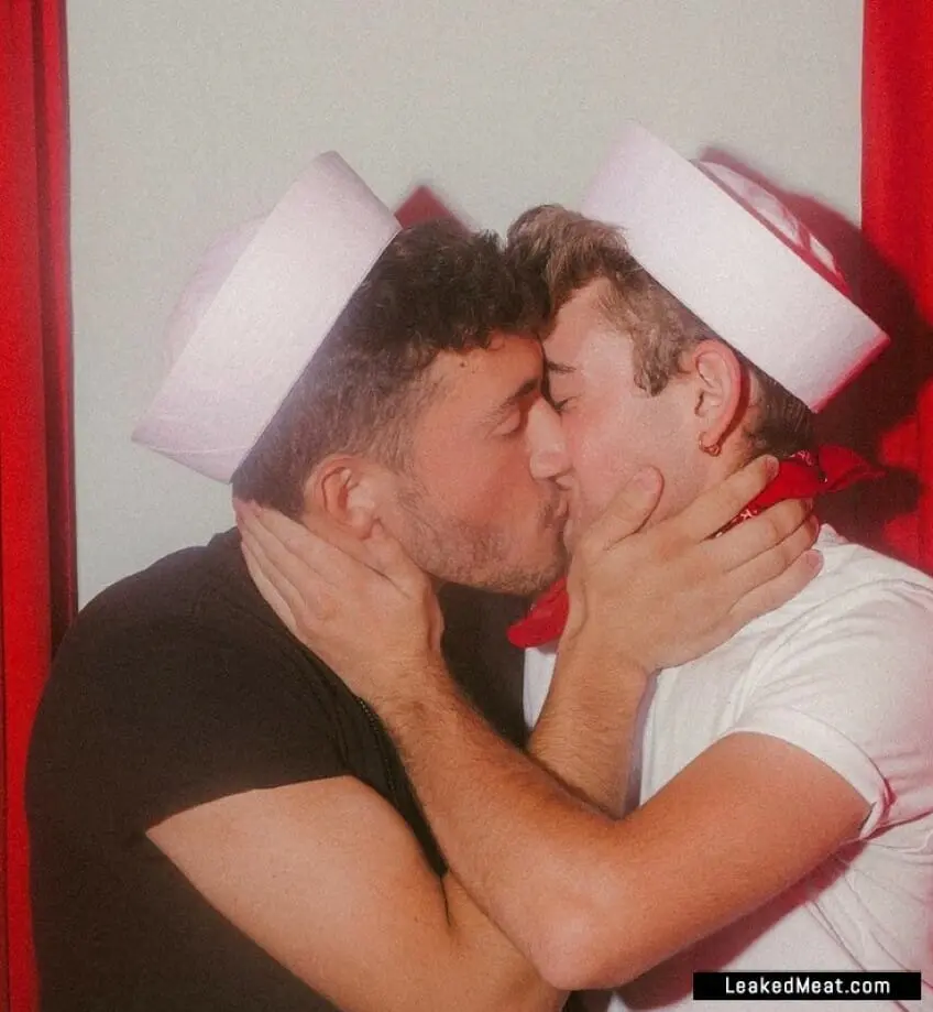 Buddy Handleson gay kiss