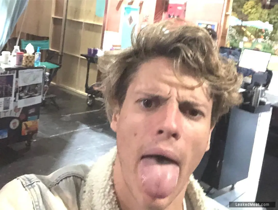 Jace Norman wants a load on his tongue
