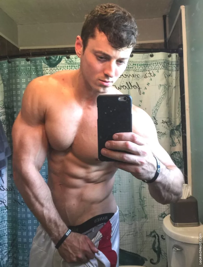 Zach Zeiler sexy shredded selfie